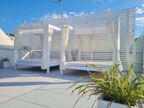 Swimming pool, sunbed