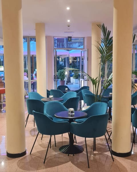 Restaurant/places to eat, Lobby or reception, Lounge or bar