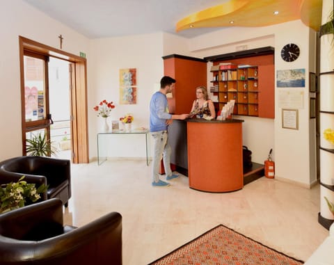 Staff, Day, Lobby or reception, Guests
