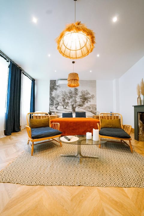 Bedroom, fireplace