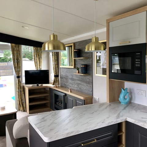 Kitchen or kitchenette, Dining area, minibar, pet friendly, stove