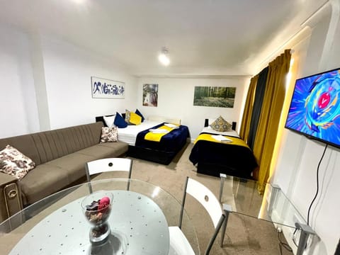Bed, TV and multimedia, Living room, Photo of the whole room, Dining area, Bedroom
