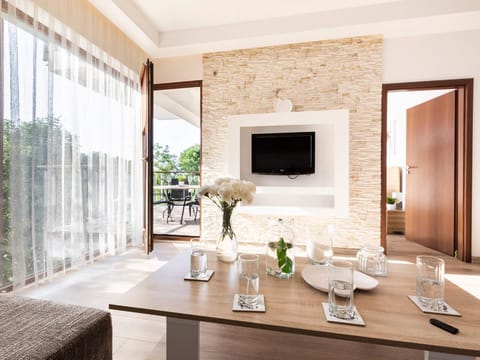 TV and multimedia, Living room, Seating area, Dining area