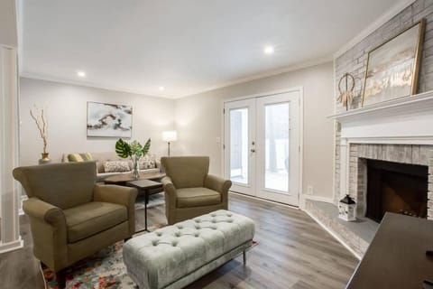 Modern + Cozy Townhome - minutes to Avalon w/king House in Alpharetta