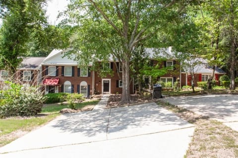 Modern + Cozy Townhome - minutes to Avalon w/king House in Alpharetta