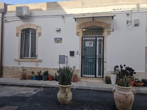Property building, Facade/entrance, Day