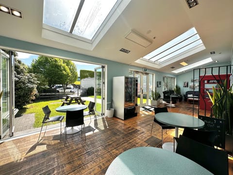 Patio, Communal lounge/ TV room, Day, Garden, View (from property/room), Balcony/Terrace, Living room, Seating area, Dining area, Evening entertainment, Garden view
