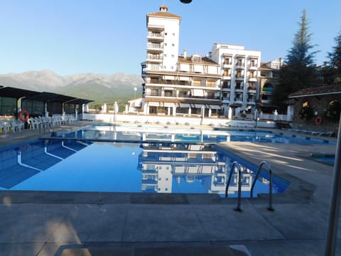 Swimming pool, Swimming pool