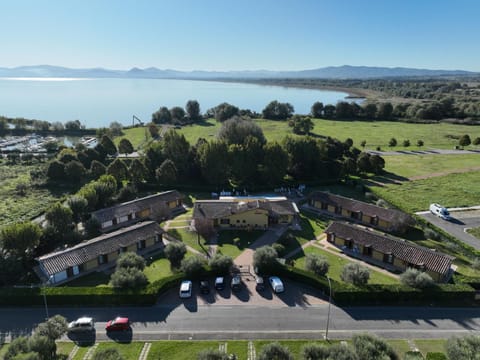 Property building, Nearby landmark, Natural landscape, Bird's eye view, Lake view, Street view, Location, Parking