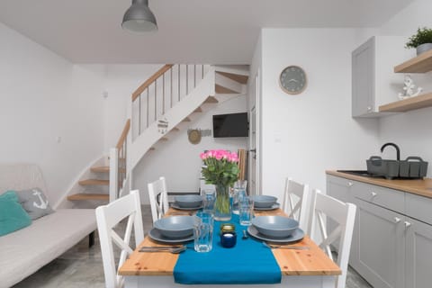 Kitchen or kitchenette, Living room, Seating area, Dining area, Communal kitchen