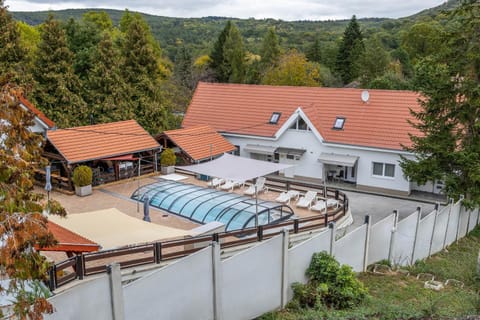 Property building, Natural landscape, Mountain view, Pool view, Swimming pool, Swimming pool, sunbed