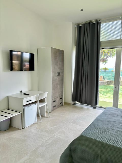 Bed, TV and multimedia, Photo of the whole room, Seating area, Bedroom, wardrobe