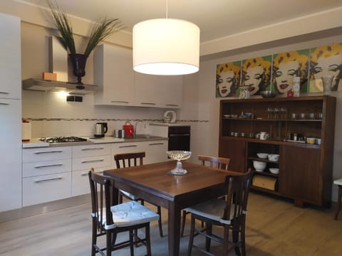 Coffee/tea facilities, Kitchen or kitchenette, Dining area, dishwasher, pet friendly, stove