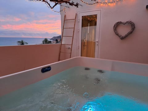 LES SUITES LOVE 3 SPA VUE MER PISCINe Bed and Breakfast in Marseille