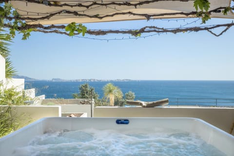 LES SUITES LOVE 3 SPA VUE MER PISCINe Bed and Breakfast in Marseille
