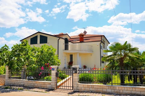 Facade/entrance, Balcony/Terrace, Garden view