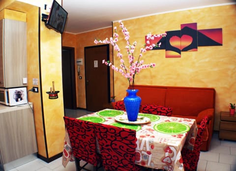 Bed, TV and multimedia, Kitchen or kitchenette, Living room, Photo of the whole room, Seating area, Dining area