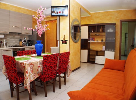 TV and multimedia, Kitchen or kitchenette, Living room, Seating area, Dining area, oven, stove