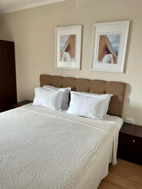 Bed, Photo of the whole room, Decorative detail, Bedroom