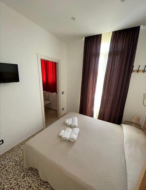 Bed, TV and multimedia, Balcony/Terrace, Bedroom
