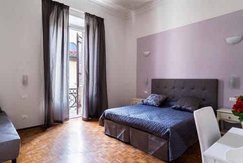 Bed, Balcony/Terrace, Photo of the whole room, Decorative detail, Bedroom, Street view