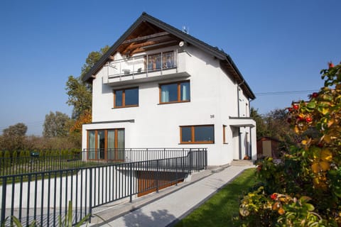 Property building, Facade/entrance, Garden, Balcony/Terrace