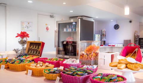 Restaurant/places to eat, Buffet breakfast