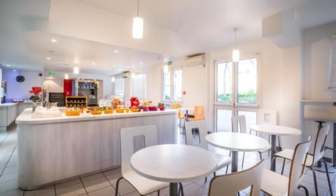 Restaurant/places to eat, Buffet breakfast