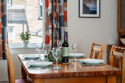 Food and drinks, Seating area, Dining area, Drinks, Alcoholic drinks