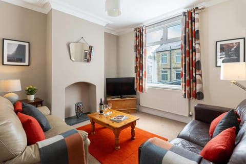 TV and multimedia, Living room, Seating area, Evening entertainment