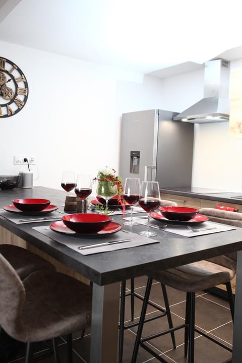 Kitchen or kitchenette, Dining area