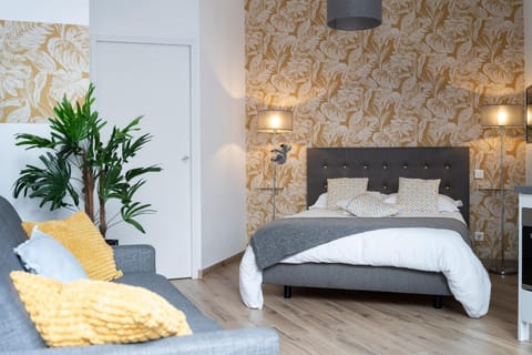 Bed, Living room, Photo of the whole room, Seating area