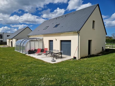 Sherman & Willy Jeep - 2 Maisons de vacances, 4min à pied de la plage - Parking privé - Wifi gratuit - Terrasse - Calme House in Normandy