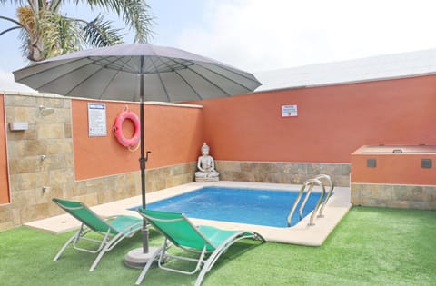 Swimming pool, sunbed