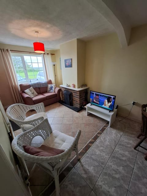 TV and multimedia, Seating area, fireplace