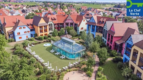 Property building, Day, Natural landscape, Bird's eye view, Garden, City view, Garden view, Pool view, Street view, Swimming pool, Location