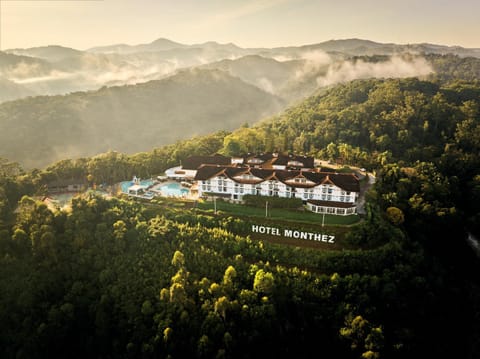 Property building, Natural landscape, Bird's eye view, Mountain view, Pool view, Swimming pool