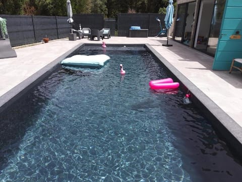 Day, Swimming pool, sunbed