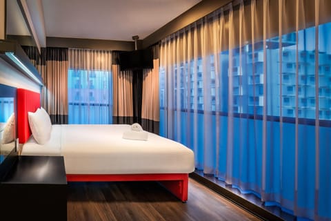 Bed, TV and multimedia, Seating area, Bedroom, City view, Quiet street view