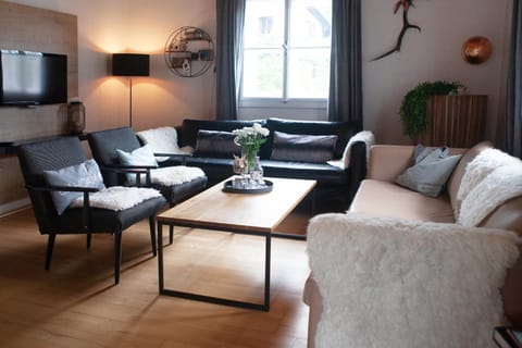 Communal lounge/ TV room, TV and multimedia, Living room, Seating area