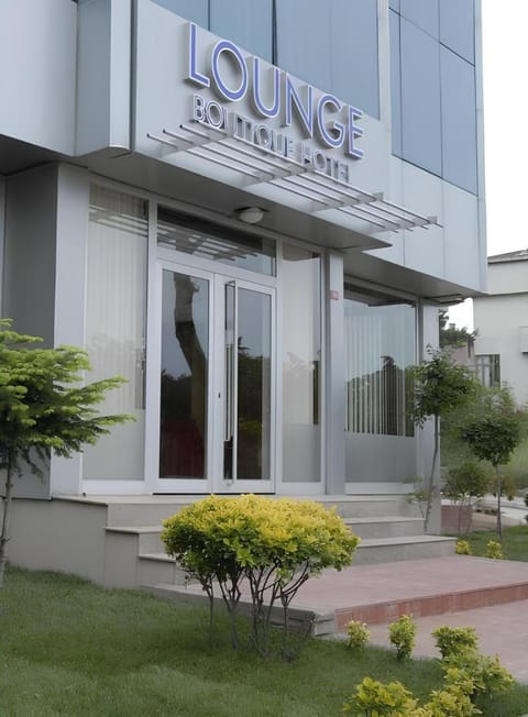 Property building, Facade/entrance, Day, Property logo or sign, Certificate/Award