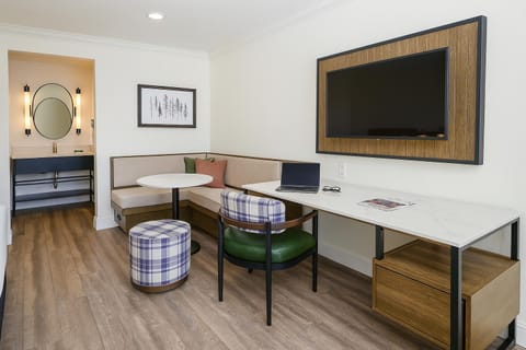 The Woodrose- NEWLY RENOVATED Hotel in Willits