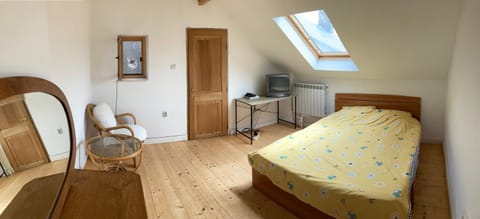 Bed, TV and multimedia, Photo of the whole room, Seating area, Bedroom