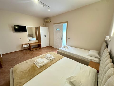 Communal lounge/ TV room, Bed, TV and multimedia, Living room, Photo of the whole room, Seating area, Evening entertainment, Bedroom, towels