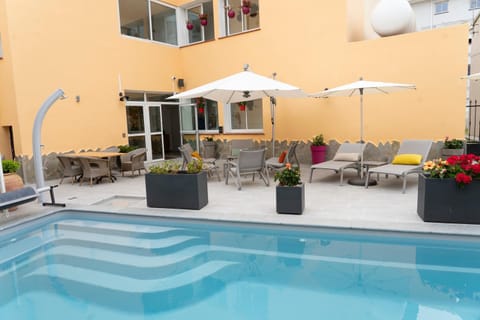 Swimming pool, Swimming pool
