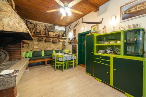 Kitchen or kitchenette, Living room, Lounge or bar, Seating area, minibar, pet friendly