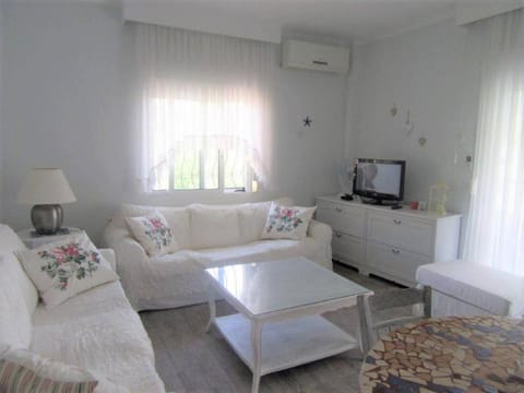 Communal lounge/ TV room, TV and multimedia, Living room, Photo of the whole room, Seating area, Evening entertainment, air conditioner