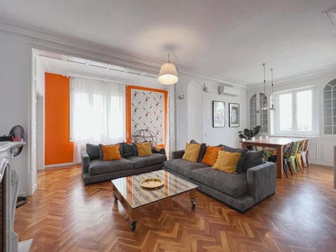 Living room, Seating area