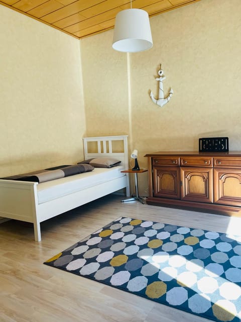 Bed, Living room