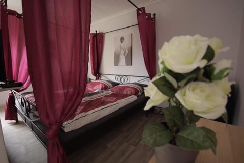 Photo of the whole room, Decorative detail, Bedroom, Family
